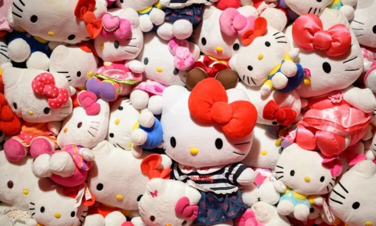 Hello Kitty celebra 50 años con una colección especial de CASETiFY