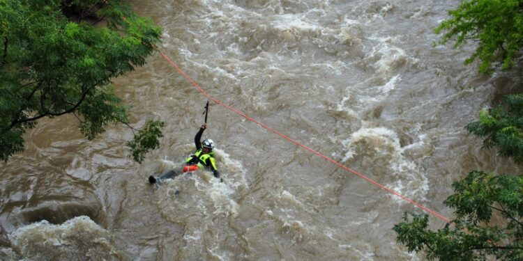 Rescatan a excursionistas