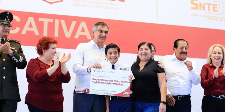 Entrega gobernador becas que benefician a 54 mil estudiantes