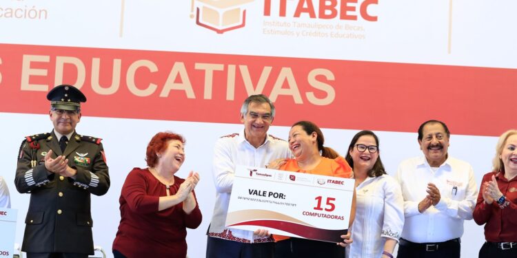 Entrega gobernador becas que benefician a 54 mil estudiantes