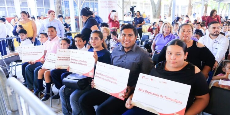 Entrega gobernador becas que benefician a 54 mil estudiantes