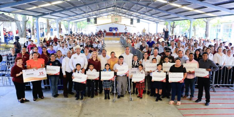 Entrega gobernador becas que benefician a 54 mil estudiantes
