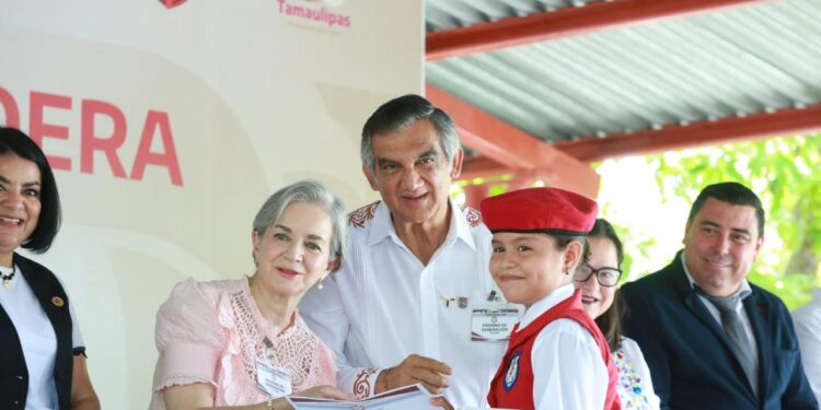 Apadrinan Américo y María a estudiantes de Xicoténcatl