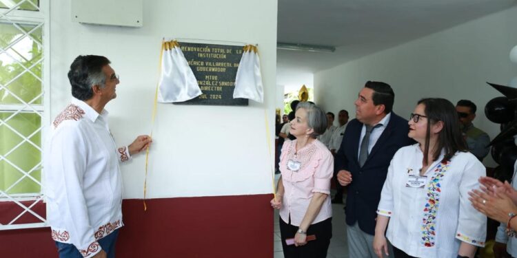 Apadrinan Américo y María a estudiantes de Xicoténcatl