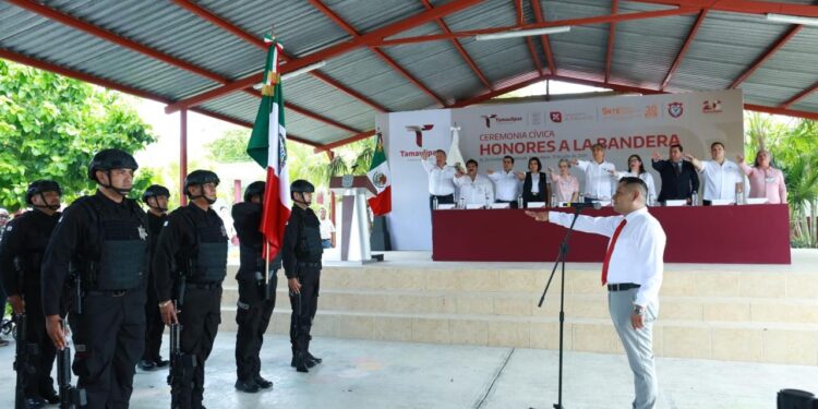 Apadrinan Américo y María a estudiantes de Xicoténcatl