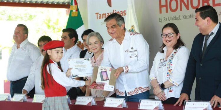 Apadrinan Américo y María a estudiantes de Xicoténcatl