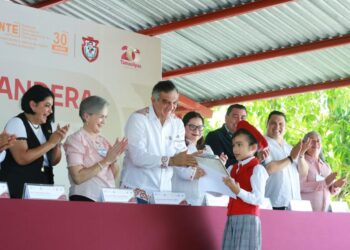 Apadrinan Américo y María a estudiantes de Xicoténcatl