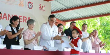 Apadrinan Américo y María a estudiantes de Xicoténcatl