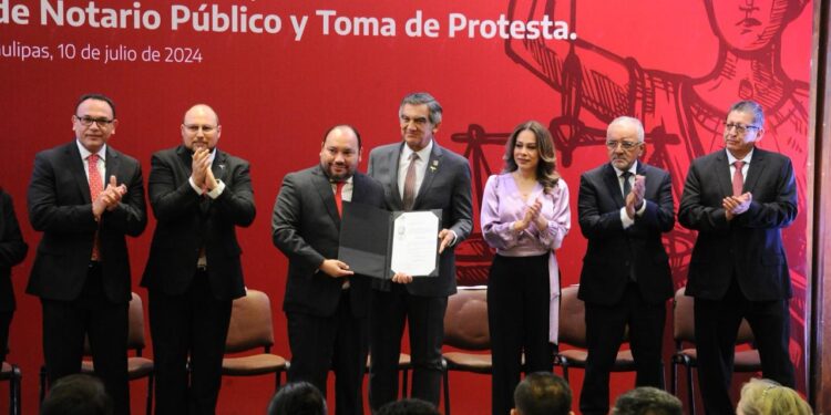 Entrega Américo Villarreal cinco fiats de aspirante a notarios públicos en Tamaulipas