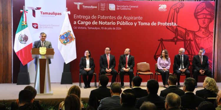 Entrega Américo Villarreal cinco fiats de aspirante a notarios públicos en Tamaulipas