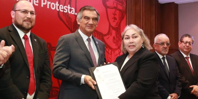 Entrega Américo Villarreal cinco fiats de aspirante a notarios públicos en Tamaulipas