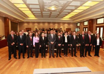 Entrega Américo Villarreal cinco fiats de aspirante a notarios públicos en Tamaulipas