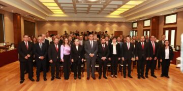 Entrega Américo Villarreal cinco fiats de aspirante a notarios públicos en Tamaulipas