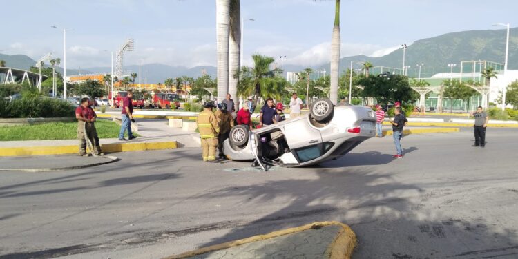 Dos mujeres heridas en choque con volcadura en crucero 16 y Berriozábal de Cd. Victoria