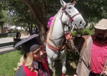 Se gradúa de Educadora y su padre le regala caballo en la plaza de Cd. Victoria
