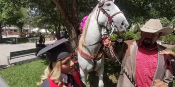 Se gradúa de Educadora y su padre le regala caballo en la plaza de Cd. Victoria