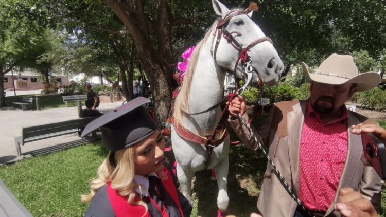 Se gradúa de Educadora y su padre le regala caballo en la plaza de Cd. Victoria