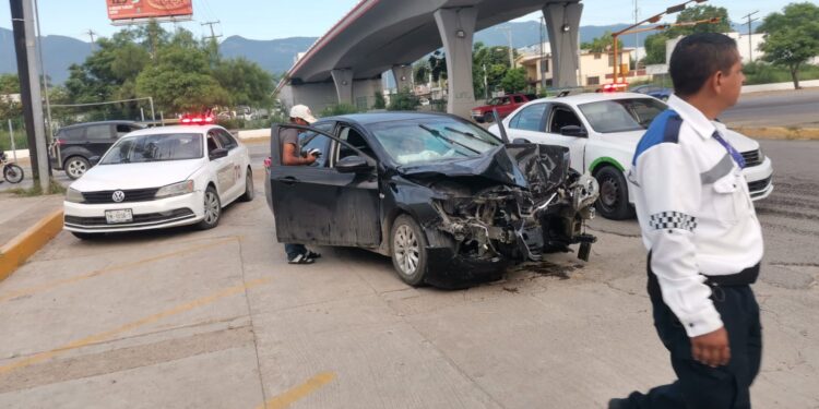 Ebrio choca contra poste y amenaza con cesar a tránsitos de Cd. Victoria