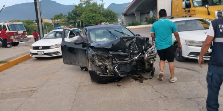 Ebrio choca contra poste y amenaza con cesar a tránsitos de Cd. Victoria