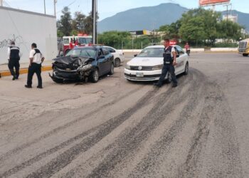 Ebrio choca contra poste y amenaza con cesar a tránsitos de Cd. Victoria