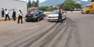 Ebrio choca contra poste y amenaza con cesar a tránsitos de Cd. Victoria