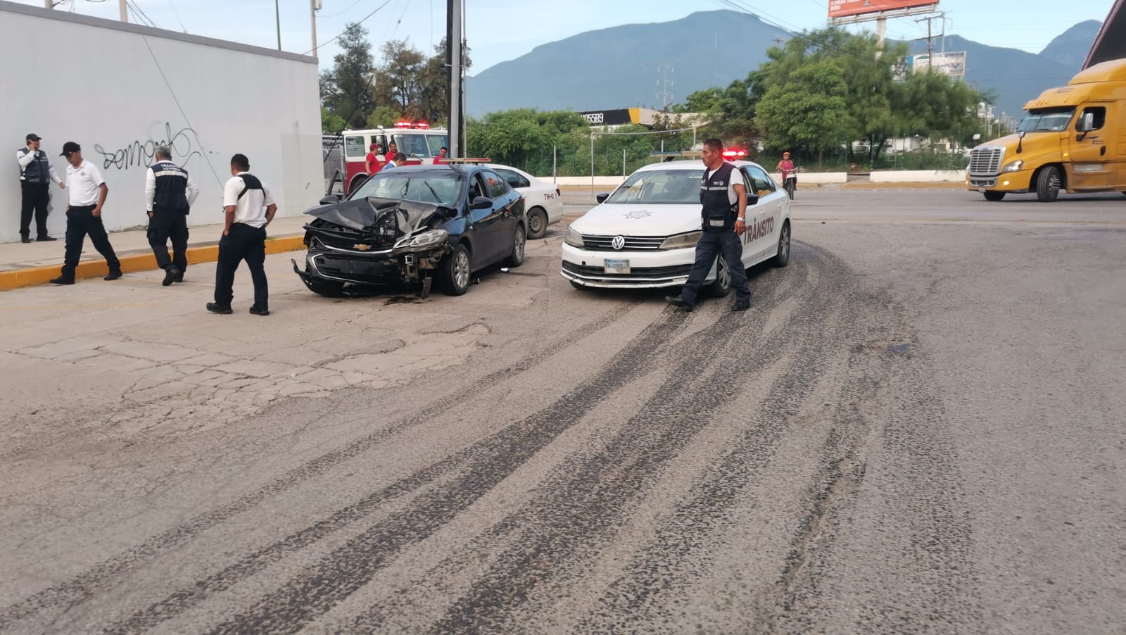 Ebrio choca contra poste y amenaza con cesar a tránsitos de Cd. Victoria
