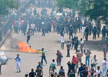 Estudiantes en Bangladés se enfrentan a la policía: 176 muertos y 3,000 arrestos