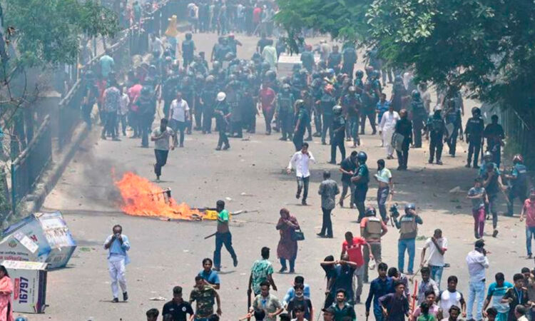 Estudiantes en Bangladés se enfrentan a la policía: 176 muertos y 3,000 arrestos