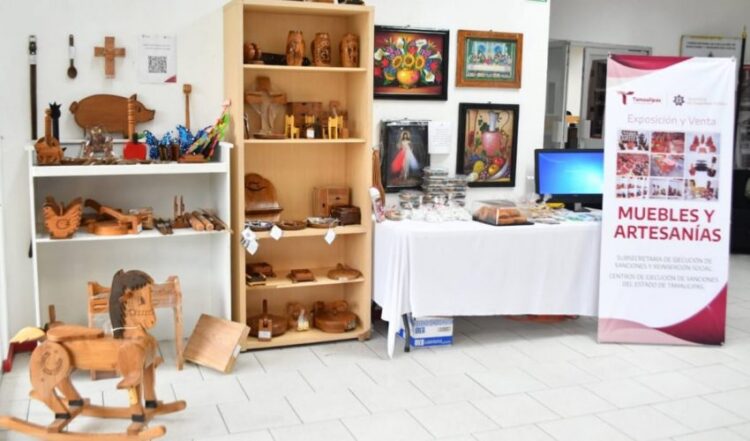 Impulso a la reinserción social con venta de artesanías