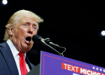 Trump lanza estrategia publicitaria contra Harris