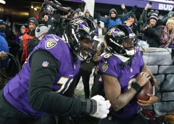 Estrellas de la NFL presionan a sus equipos por contratos millonarios