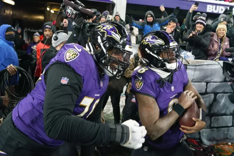 Estrellas de la NFL presionan a sus equipos por contratos millonarios