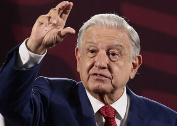 AMLO invita a periodista a una entrevista pública sobre supuestos nexos con el narco