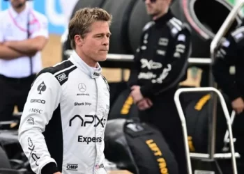 Brad Pitt roba atención durante entrevista de Checo Pérez