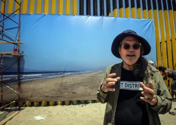 Fotografía monumental en el muro de Tijuana invita a reflexionar sobre la libertad y la unidad
