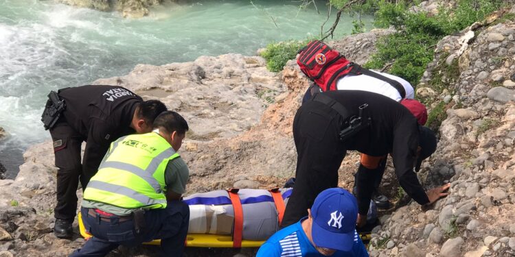 Se fractura pierna al caer en cascadas de Juan Capitán