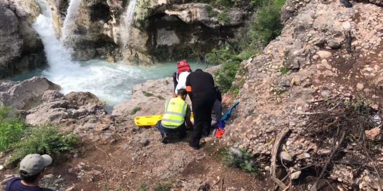 Se fractura pierna al caer en cascadas de Juan Capitán