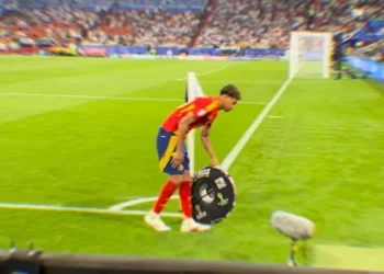 Joven futbolista Lamine Yamal desprecia sombrero de ‘Caramelo’ en pleno partido