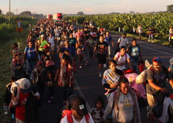 Nueva caravana de migrantes parte hacia Estados Unidos desde la frontera sur de México