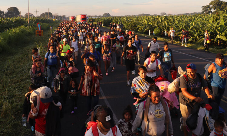 Nueva caravana de migrantes parte hacia Estados Unidos desde la frontera sur de México
