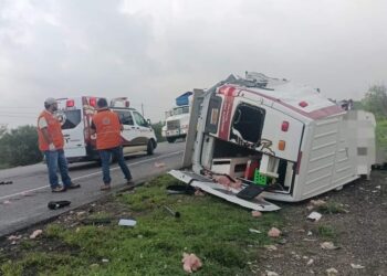 Muere chofer de ambulancia, choca contra trailer