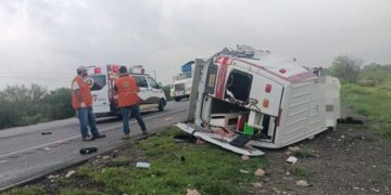 Muere chofer de ambulancia, choca contra trailer