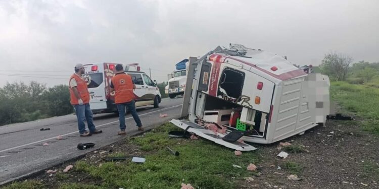 Muere chofer de ambulancia, choca contra trailer