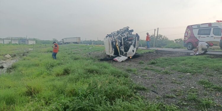Muere chofer de ambulancia, choca contra trailer