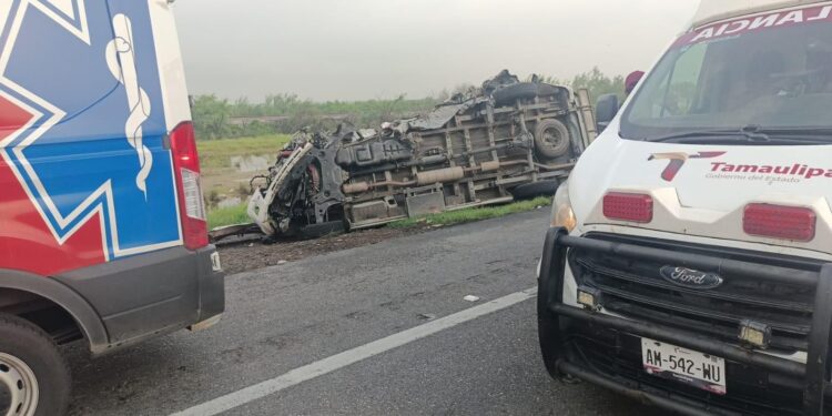 Muere chofer de ambulancia, choca contra trailer