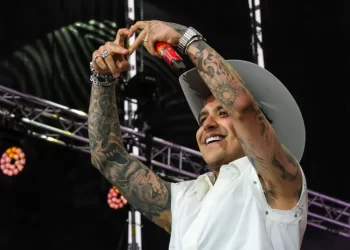 Christian Nodal destaca entre los más bellos de People en Español