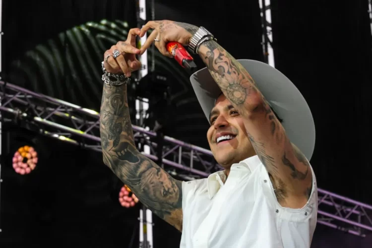 Christian Nodal destaca entre los más bellos de People en Español