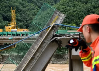 Colapso de puente en China deja 12 muertos y 31 desaparecidos