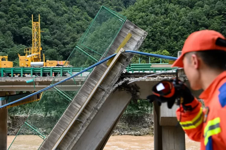 Colapso de puente en China deja 12 muertos y 31 desaparecidos