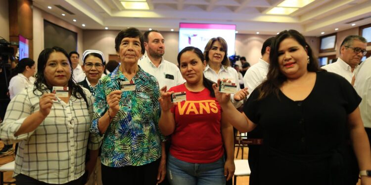 Entrega Américo credenciales del programa IMSS-Bienestar